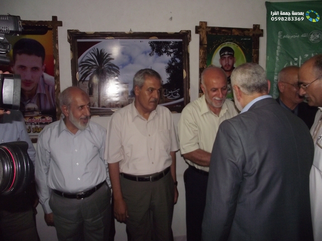  زيارة وفد حركة حماس لديوان العائلة -معن أمس لتقديم واجب العزاء في الشهداء
