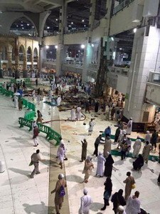 لا اصابات في حجاج فلسطين ..: عشرات القتلى والجرحى اثر سقوط رافعة بحرم مكة