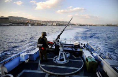 الزوارق الحربية الإسرائيلية تفتح نيران رشاشاتها تجاه مراكب الصيادين 