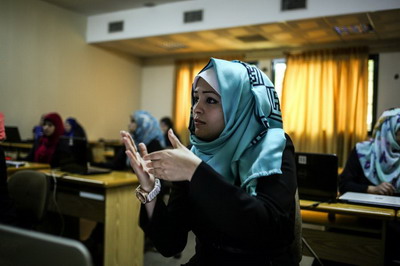  "صُم" في غزة يتحدون إعاقتهم بالتعليم الجامعي 