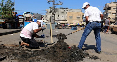  بلدية خان يونس تشرع بتنظيف مصائد مياه الأمطار 