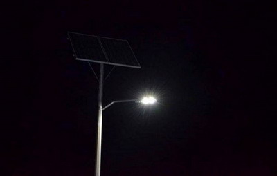 الطاقة الشمسية بديل لإنارة مصابيح الشوارع بغزة
