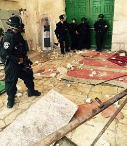 حرب حقيقية في المسجد الاقصى.. إصابات والاحتلال يدخل معدات خاصة