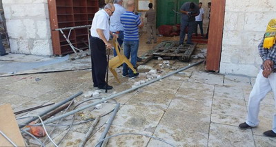 الدمار الذي خلفه الاحتلال خلال اعتاءه على المسجد الأقصى