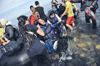  مقتل 17 سورياً بينهم امرأة وأطفال بانقلاب مركب لاجئين في بحر إيجه