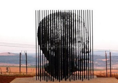 بلدية رام الله تسعد لاستقبال مجسم "نيلسون مانديلا "