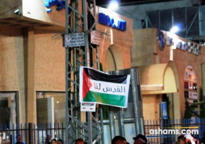 جمهور نادي فلسطيني يرشق الشرطة الصهيونية بالحجارة !