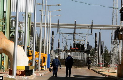 كهرباء غزة تحذر من خطورة العبث بشبكة الكهرباء العامة
