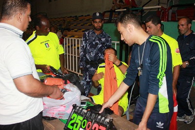 صور .. طريقة جديدة لتوزيع الزي الجديد على قضاة الملاعب