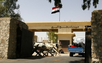 غزة .. وصول 24 فلسطيني مرحل من السجون المصرية الى الصالة المصرية من معبر رفح البري  