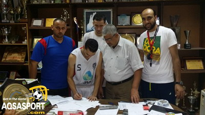 قنبلة الموسم " ستيفن كيري " يوقع على كشوفات المغازي