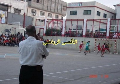 بعد 22 عاما.. مدرب يستقيل من نادي بغزة