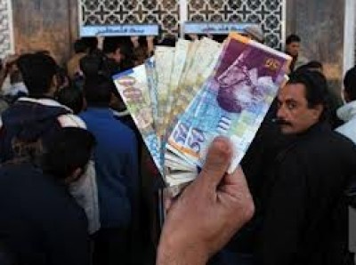 صرف دفعة من رواتب موظفي غزة