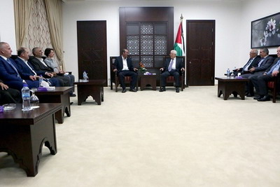 الرئيس الفلسطيني محمود عباس يستقبل وفد اتحاد الكرة