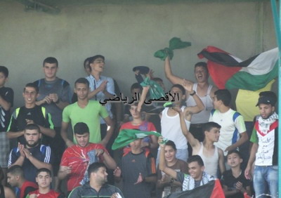 مشجع يهدي هداف فريقه 50 شيكلا !
