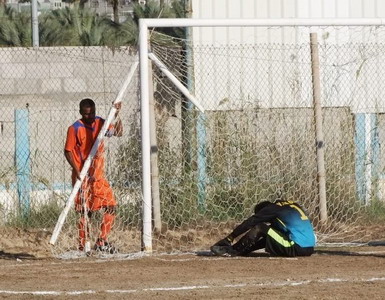 . العارضة تسقط على الحارس