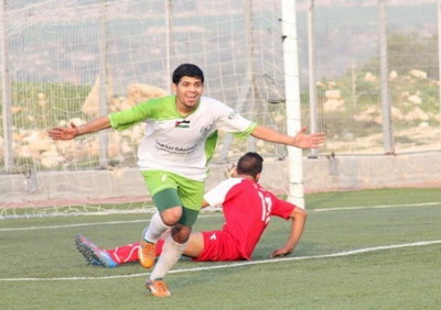 قوات الاحتلال تطلق النار على لاعب المنتخب الوطني .. وتعتقل لاعب أخر !