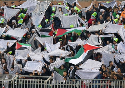 الجماهير الفلسطينية تلهب نفوس الفدائيين