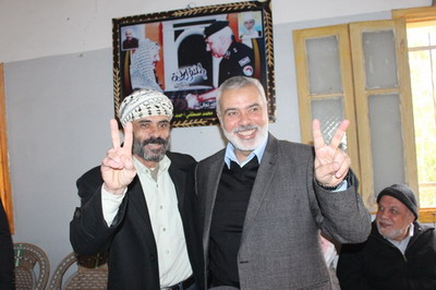 وفد من حركة حماس يقدم واجب العزاء لعائلة الفرا 
