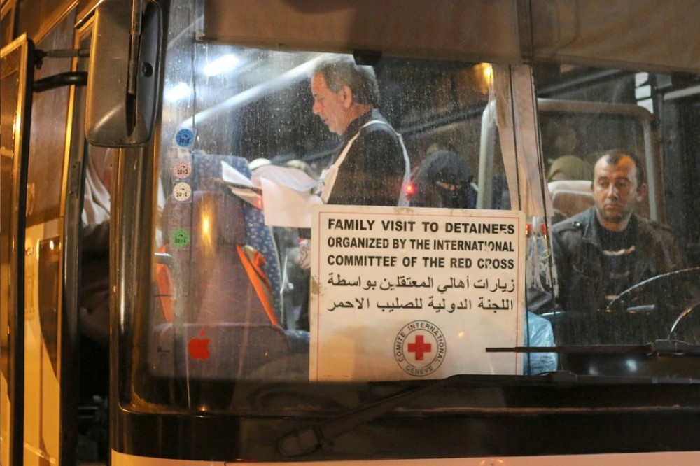 دفعة جديدة من أهالي أسرى غزة يتوجهون لزيارة ذويهم في سجون الاحتلال