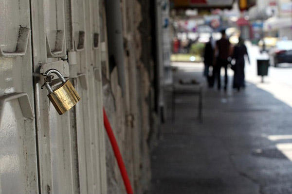 إضراب جزئي للمحال التجارية بخان يونس لسوء الأوضاع الاقتصادية