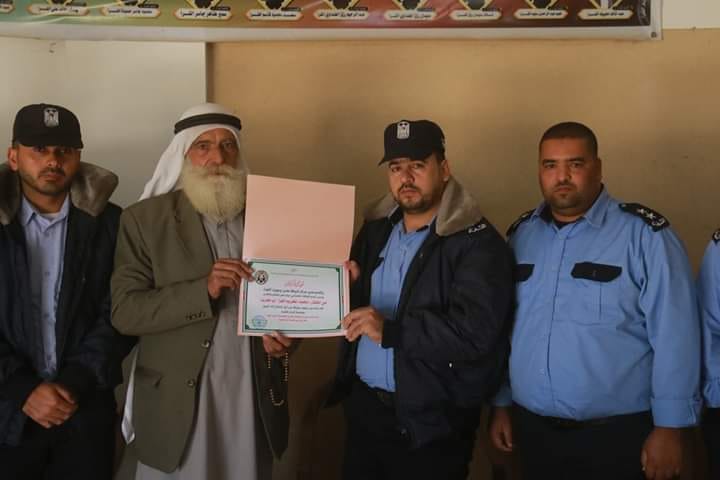 مركز شرطة معن يكرم رجل الإصلاح المختار: محمد اكريم الفرا "أبوزيد"