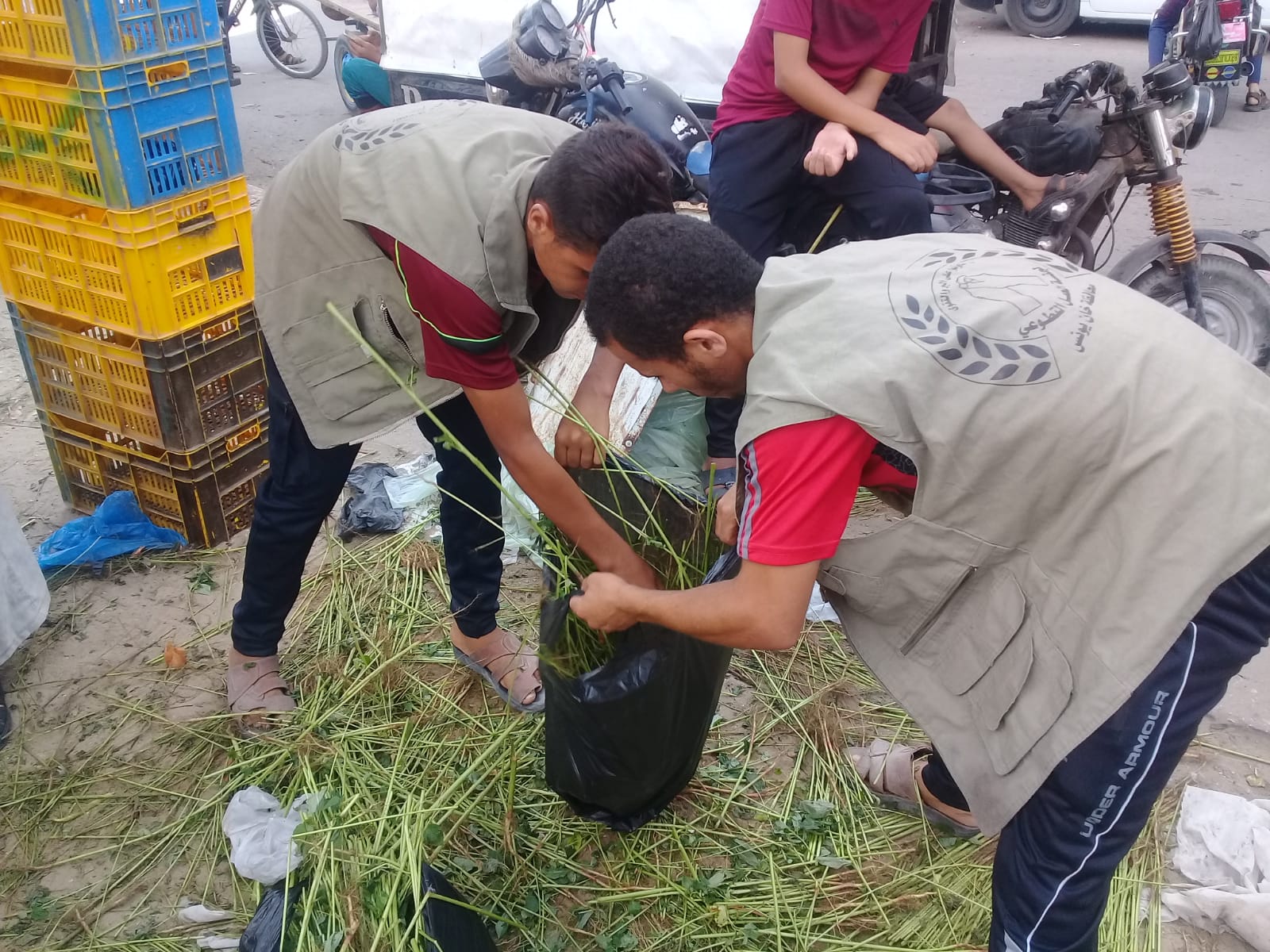 تنفيذ حملة نظافة لمخلفات سوق حي الأمل غرب خان يونس