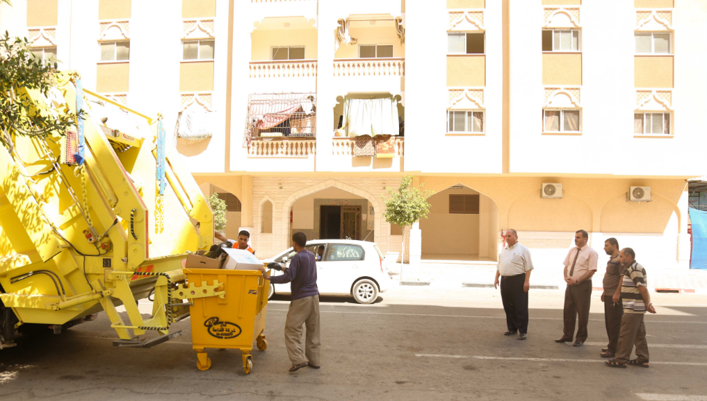 توريد حاويات لتطوير جمع النفايات المنزلية في مدينة حمد السكنية بخان يونس