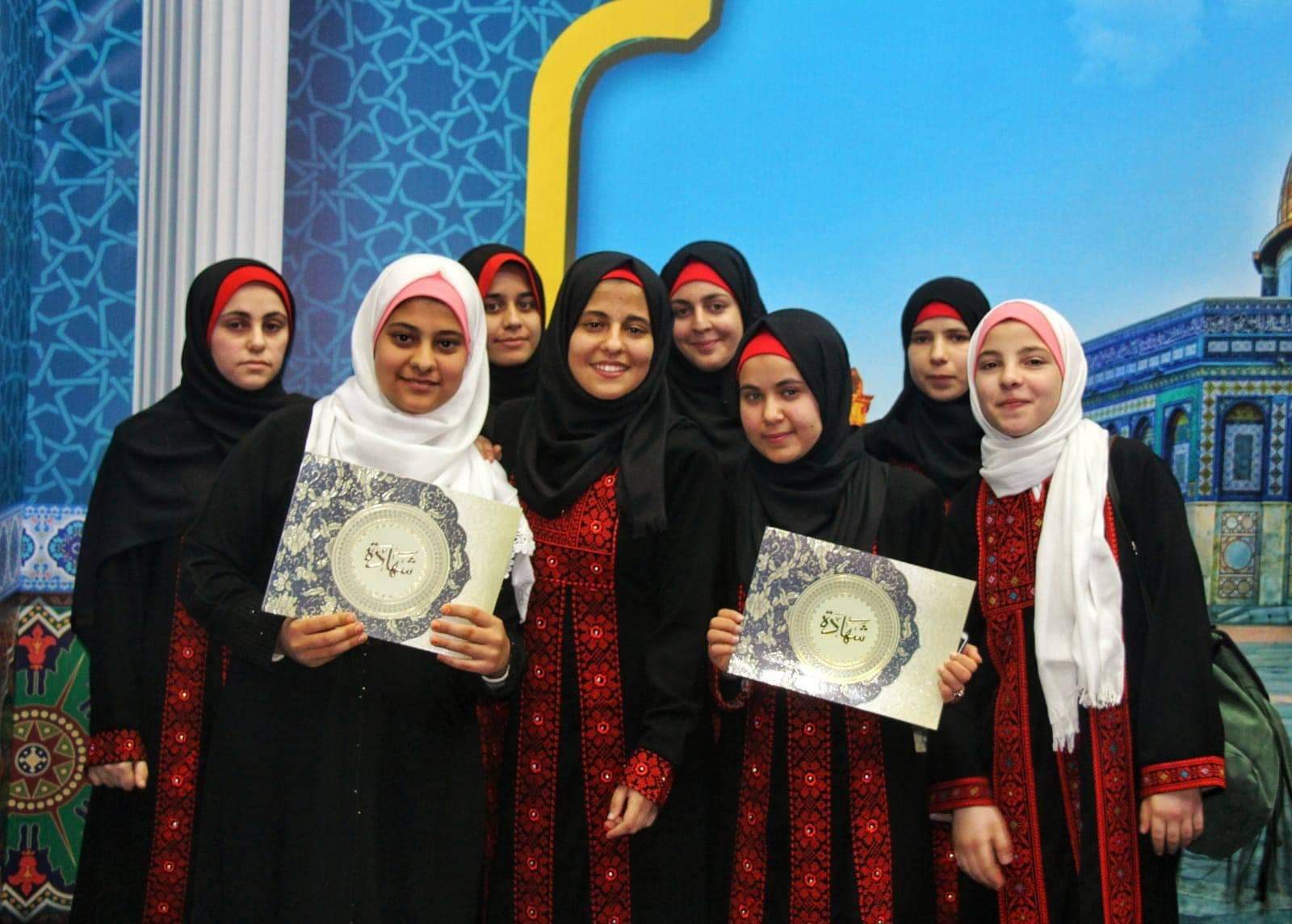 بنات عائلة الفرا يُنيرون حفل تكريم الحافظات لكتاب الله بالجامعة الاسلامية 