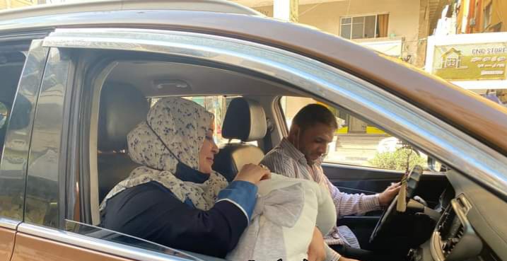 زفة بشوارع غزة احتفالا بمولود بعد انتظار 21 عام