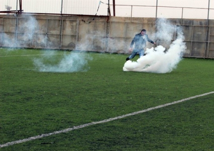 القاء " 5 " قنابل على ملعب !!