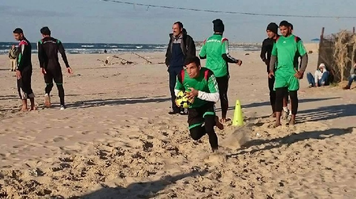 بالصور .. تدريبات الشجاعية على بحر غزة باجواء باردة
