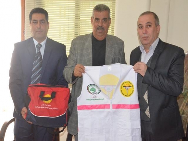 الاغاثة الفلسطينية تقدّم حقائب طبية لأندية غزة