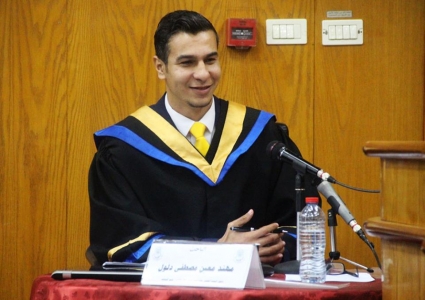 اعلامي من غزة ينال درجة الماجستير !