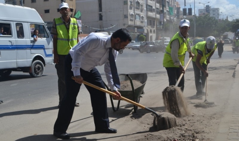  وزير الحكم المحلي في غزة محمد الفرا يشارك في تنظيف الشوارع خلال افتتاح مشروع تشغيل مئات عمال النظافة في غزة صباح اليوم