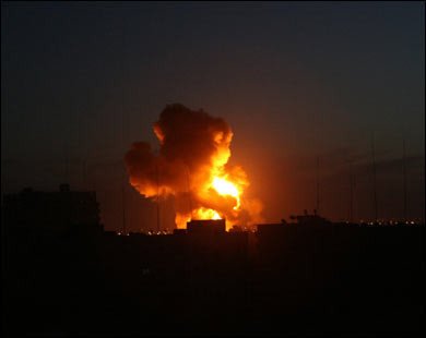قصف من قبل الطائرات الحربية الاسرائيلية على بلدة القرارة